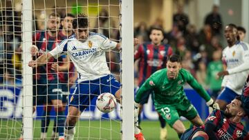 Iván Azón, en el momento de firmar el empate.