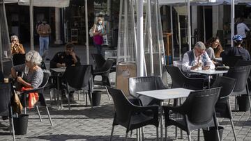Archivo - Veladores en la Plaza del Salvador, en foto de archivo