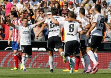 Los jugadores del Valencia tras el primer gol de su equipo ante el Atlético de Madrid.