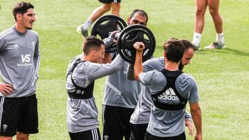 Los jugadores del C&aacute;diz se ejercitan con la mente puesta en el partido ante el Sporting.