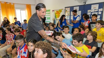 Giménez, con los niños en el colegio Santa Catalina.