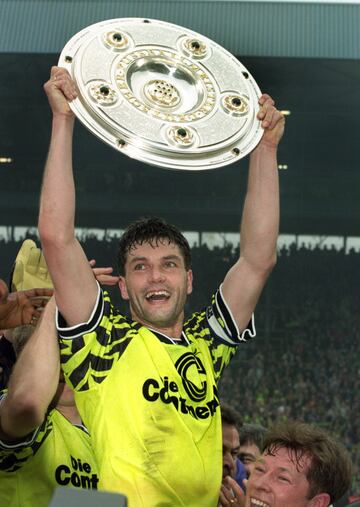 Zorc es ídolo e historia viva del equipo alemán. En su haber tiene dos Bundesligas, una Copa de Alemania, una Copa de Europa y una Copa Intercontinental. En la foto, Zorc posa con la Bundesliga de 1995.