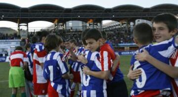 Los alevines del Atlético de Madrid y del Deportivo de La Courña dieron una lección de deportividad. 