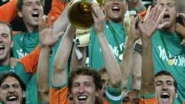 <B>DOBLETE. </B>Frank Baumann, capitán del Bremen, alzó la copa de campeón.
