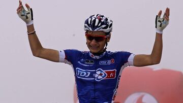 Kenny Elissonde celebra su victoria en la cima de L&acute;Angliru en la Vuelta a Espa&ntilde;a 2013.