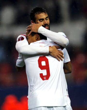 1-0. Vicente Iborra celebró el primer gol con Bacca.