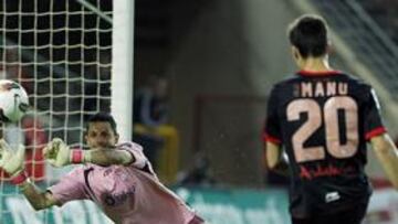 <b>SENTENCIA. </b>Manu marca casi a placer el 0-3 despu¨¦s de rechazar Roberto un disparo de Jes¨²s Navas.