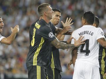 As&iacute; fue la discusi&oacute;n de Jeison Murillo y Cristiano Ronaldo durante el partido entre Valencia y Juventus por la primera fecha de la fase de grupos de Champions League que termin&oacute; con la expulsi&oacute;n para el portugu&eacute;s.