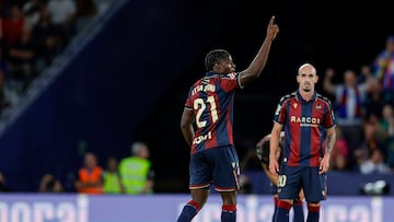 1-2. Etta Eyong celebra el primer tanto.