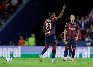 1-2. Etta Eyong celebra el primer tanto.