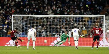 3-1. Gonçalo Guedes marca el gol del conjunto che tras lanzar el penalti, desviar Courtois y rematar de nuevo con la cabeza para mandar el balón a la red.