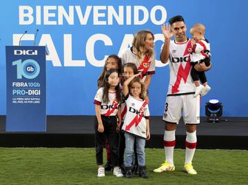 Falcao ha sido presentado con el Rayo Vallecano ante la presencia de numerosos seguidores.