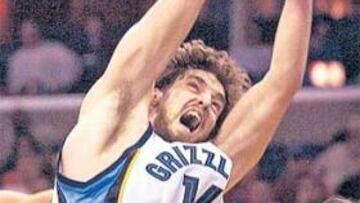 <b>CADA VEZ MÁS ARRIBA.</b> Pau Gasol no cesa de sorprender: 18 rebotes ante Utah Jazz.