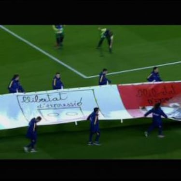 Una pancarta por la "libertad de expresión", dedicada a la UEFA
