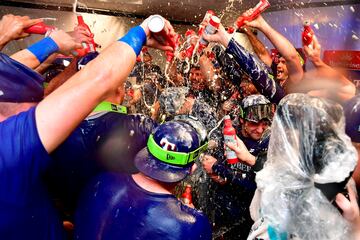 Siete años sin acceder a los playoffs de la MLB, la liga estadounidense de béisbol, bien valen una ducha de cerveza como la que se dieron ayer los Texas Rangers, que se clasificaron para la ronda divisional tras ganar la wild card a los Tampa Bay Rays. Se enfrentarán mañana a los Baltimore Orioles, el equipo de moda.