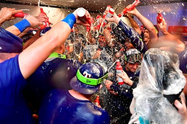 Siete años sin acceder a los playoffs de la MLB, la liga estadounidense de béisbol, bien valen una ducha de cerveza como la que se dieron ayer los Texas Rangers, que se clasificaron para la ronda divisional tras ganar la wild card a los Tampa Bay Rays. Se enfrentarán mañana a los Baltimore Orioles, el equipo de moda.