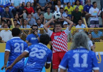 Ambos fueron los protagonistas de un partido organizado por ESPN en El Salvador para celebrar el 60 aniversario del excadista Mágico. Se midieron en el Mundial de España de 1982 en Alicante.