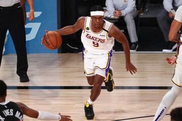 Los dos veteranos son el mejor ejemplo de uno de los éxitos de este equipo. Jugadores que vivieron tiempos mejores y que parecían destinados a no dar nada más, pero que en los Lakers han encontrado una nueva juventud. Howard está jugadno 17 minutos por partido en estos playoffs, pero su intensidad defensiva está siendo clave ante los pívots rivales. Lo fue con Jokic y lo puede ser con Adebayo. En cuanto a Rondo, sus 9,1 puntos y 7,2 asistencias en 24 minutos vuelven a demostrar que estamos ante un jugador que se crece en los momentos más importantes. No en bano ya sabe lo que es ganar un anillo siendo titular en los Celtics en 2008.