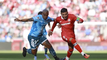 MEX8026. TOLUCA (MÉXICO), 29/03/2025.- Alexis Vega (d) del Toluca disputa el balón con Luis Rodríguez del Pachuca este sábado, en un partido de la jornada 13 del torneo Clausura 2025 de la Liga MX entre Toluca y Pachuca, en el estadio Nemesio Diez, en Toluca (México). EFE/ Felipe Gutiérrez