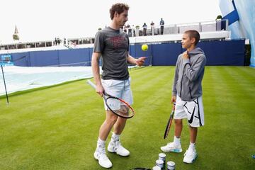 Andy Murray habla con Romeo Beckham en el Queen’s Club