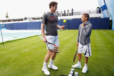 Andy Murray calienta con Romeo Beckham para el Queen’s Club