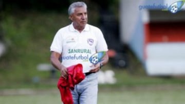 Con más de 40 años en El Salvador, el DT chileno ha dirigido a varios equipos en la liga local y en un momento estuvo a cargo de la selección centroamericana también.