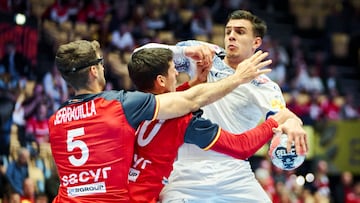 Herning (Denmark), 28/01/2026.- Portugal's Francisco Costa (R) in action with Spain's Antonio Serradilla during the EHF EURO 2026 main round match between Spain and Portugal in Herning, Denmark, 28 January 2026. (Balonmano, Dinamarca, España) EFE/EPA/Thomas Traasdahl DENMARK OUT