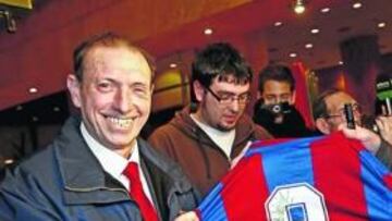 <b>COMO EN CASA. </b>A su llegada a Barcelona, donde es todo un ídolo, Quini recibió la visita de muchos admiradores. Uno de ellos le mostró la camiseta con su número 9, el que llevaba en el Barça.