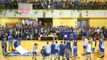 Aficionados del Ourense acudieron al entrenamiento del equipo para mostrarle su apoyo.