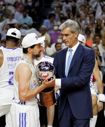 Antonio Martín le entrega el trofeo a Sergio Llull.