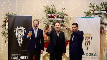 Monterrubio brinda con el alcalde de Córdoba, José María Bellido, y Adolfo Molina, delegado del Gobierno de Andalucía