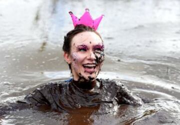 Una participante durante la pasada Mud Madness en Portadown, Irlanda del Norte. 