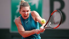 Simona Halep devuelve una bola ante Sloane Stephens durante la final femenina de Roland Garros.