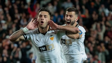 Hugo Duro (i) y José Luis Gayá, celebran el primer gol del equipo valencianista ante el Real Madrid.