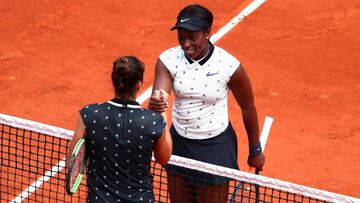 PARIS, FRANCE - MAY 29: Sloane Stephens of The United States shakes hands at the net with Sara Sorribes Tormo of Spain after their ladies singles second round match during Day four of the 2019 French Open at Roland Garros on May 29, 2019 in Paris, France. (Photo by Clive Brunskill/Getty Images)