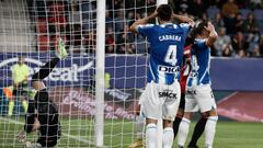 El defensa del Espanyol Leandro Babrara (c) se lamenta tras una ocasión fallada, durante el partido de Liga en Primera División ante Osasuna que disputan este jueves en el estadio de El Sadar, en Pamplona. EFE/Jesús Diges