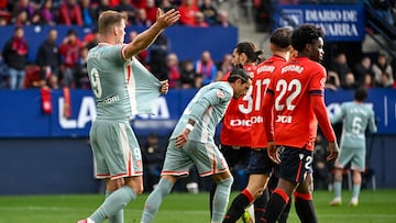 Atletico Madrid's Norwegian forward #09 Alexander Sorloth (L) reacts by tugging on his shirt to the referee during the Spanish league football match between CA Osasuna and Club Atletico de Madrid at El Sadar Stadium in Pamplona, on May 15, 2025. (Photo by ANDER GILLENEA / AFP)