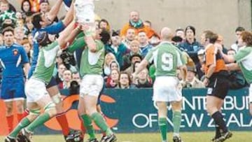 <b>FRANCIA, POR ENCIMA. </b>Esta imagen de una touche refleja la superioridad de los galos ayer en Dublín.