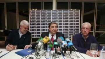 DIO LA CARA. Lendoiro, sentado entre los consejeros Pachi Dopico y Jesús Rebollo, dio explicaciones.