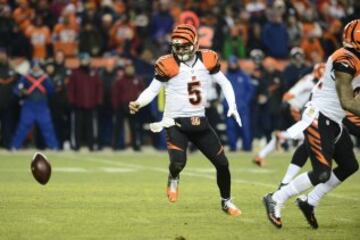 Posesi¨®n que se fue al garete en la segunda jugada del drive, cuando McCarron no logr¨® atrapar el snap y perdi¨® el bal¨®n, que ser¨ªa recuperado por el bronco DeMarcus Ware. McCarron, que fue titular en lugar del lesionado Andy Dalton, finaliz¨® el partido con 200 yardas de pase (22 de 35), 21 de carrera, 1 touchdown y sin intercepciones, aunque esta perdida lo ech¨® todo por la borda.