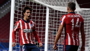 Jo&atilde;o F&eacute;lix celebra un gol con Marcos Llorente.