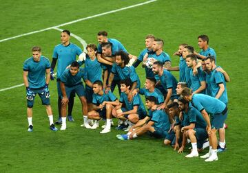 Los niños irrumpen en el entreno del Madrid en Kiev