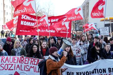 La gente asiste a una manifestación para conmemorar el Día Internacional de la Mujer en Berlín, Alemania.