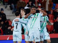 PALMA, 15/02/2026.- El delantero congoleño del Betis Cédric Bakambu (c) celebra su gol, segundo gol del equipo andaluz, durante el partido de la jornada 24 de LaLiga que RCD Mallorca y Real Betis disputan hoy domingo en el estadio de Son Moix. EFE/CATI CLADERA