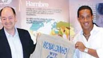 <b>SOLIDARIO. </b>Ronaldinho, ayer junto a John Powell, del PMA.