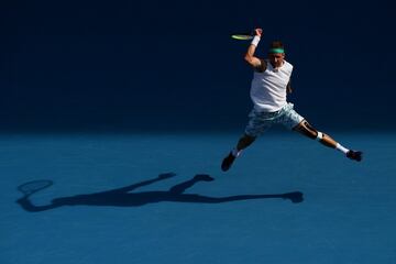 Tennys Sandgren (28 años) puso contra las cuerdas a Roger Federer en los cuartos de final del Abierto de Australia. El estadounidense, número 100 del ranking ATP, tuvo siete bolas de partido para eliminar al suizo, quien logró remontarlas y citarse con Djokovic en las semifinales del primer Grand Slam del año.