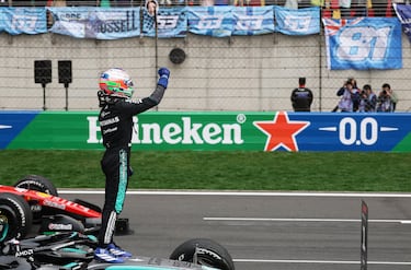 El piloto de Mercedes, Kimi Antonelli, celebra al victoria en el Gran Premio de China de Fórmula 1.