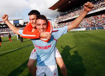 El Mago de Moaña es historia viva del club vigués, y, de todos los de esta lista, quizás sea el mayor salvador de todos, literalmente. El apodado Príncipe de las Bateas es la mayor leyenda que ha pasado por A Canteira.
Aspas debutó el 8 de junio de 2008 en Salamanca, donde jugó como titular en la derrota de su equipo. No obstante, el debut en Balaídos no llegaría hasta el 6 de junio de 2009... pero qué debut. El Celta se jugaba la permanencia en Segunda División y su existencia como entidad. Era la jornada 40 de liga y el duelo, ante el Alavés, un rival directo. Si el Alavés ganaba, el club céltico caía a puestos de descenso con solo dos jornadas por disputarse. Eusebio Sacristán, sobre el minuto 60, decidió sacar al joven de Moaña, confiando en un chico de 22 años que nunca había jugado con el primer equipo en casa, y mucho menos, en una situación límite como la de entonces. El joven Iago respondió a la confianza de Eusebio revolucionando el partido. En el 80’ marcaba el 1-0 que salvaba matemáticamente a los celestes. Sin embargo, en el 88’, Juanjo pondría las tablas para los visitantes y el sino del partido parecía decidido... menos para Aspas. El delantero pontevedrés, con el ‘28’ a la espalda en aquel momento, hacía el 2-1 en el último suspiro para mantener a su Celta en Segunda y salvarlo de la extinción. Hoy, el Príncipe de las Bateas, es Rey vitalicio de Balaídos. Su leyenda comenzó a forjarse en aquella tarde del 6 de junio de 2009.