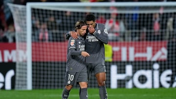 Bellingham da instrucciones a Modric durante el partido en Montilivi el pasado sábado.