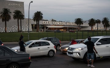 Hombres que limpian los parabrisas en bulevar Orono en Rosario, Santa Fe.